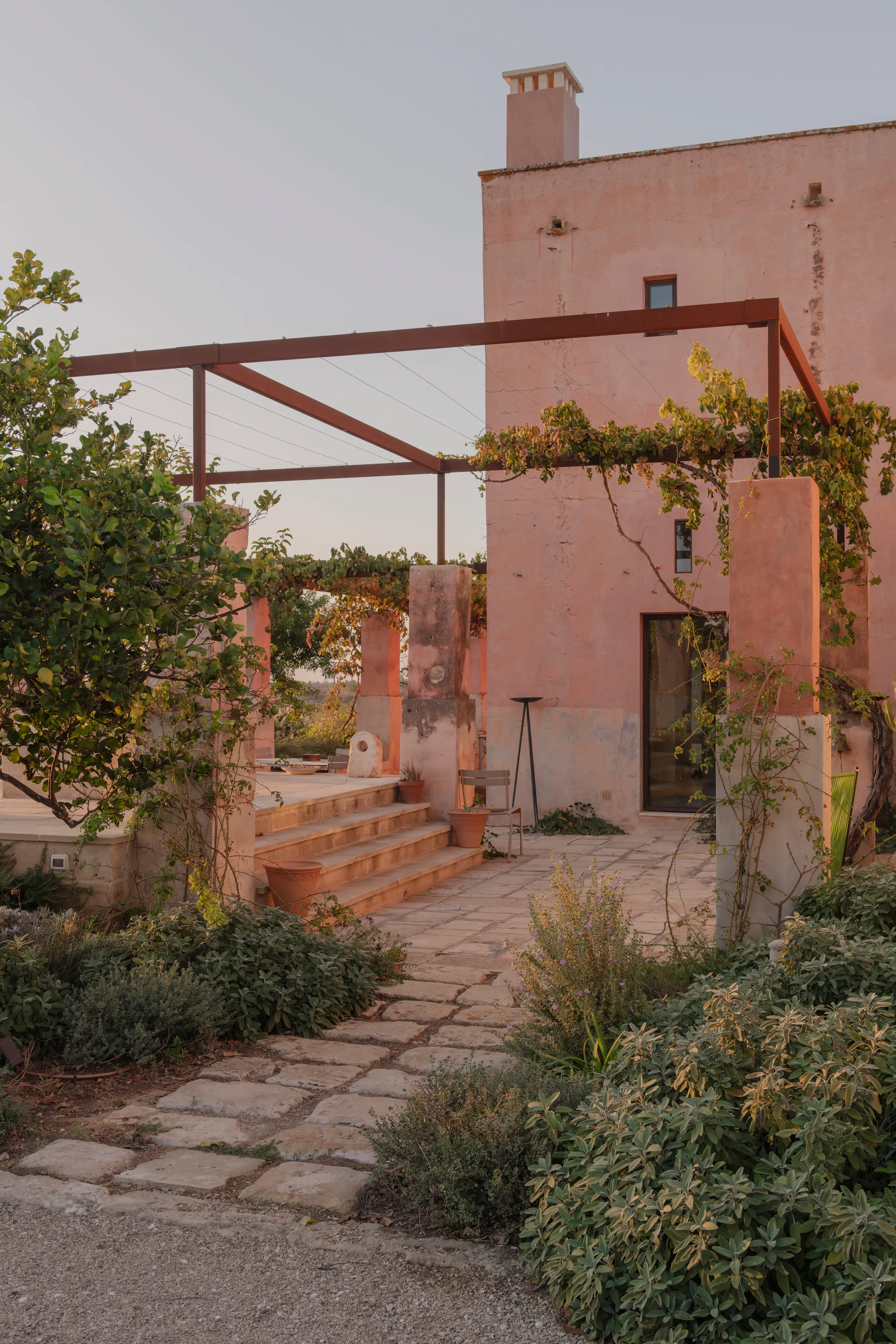 Casa Rosa, facciata della villa immersa nella natura a Porto Selvaggio